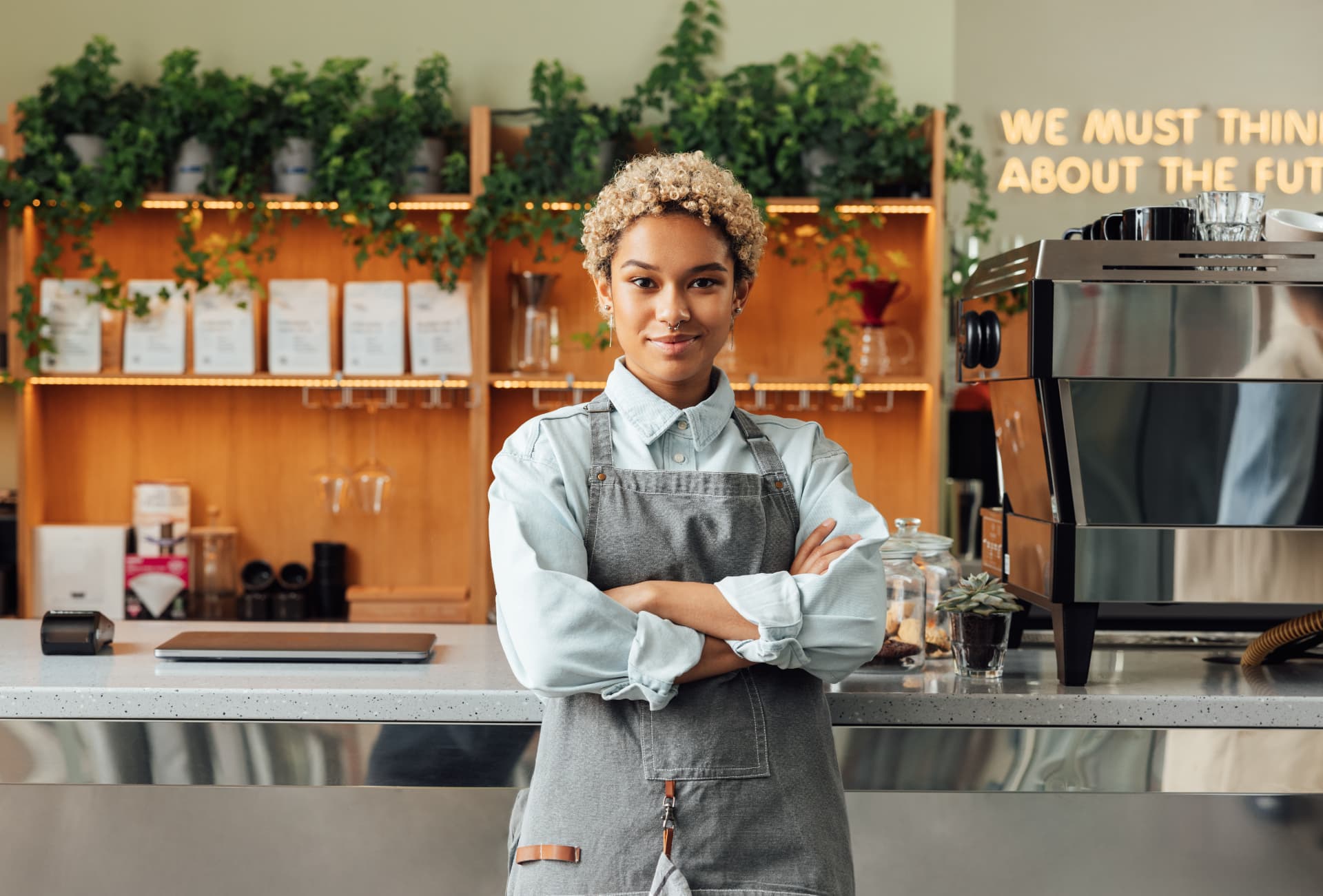Une barista en tablier dans un café