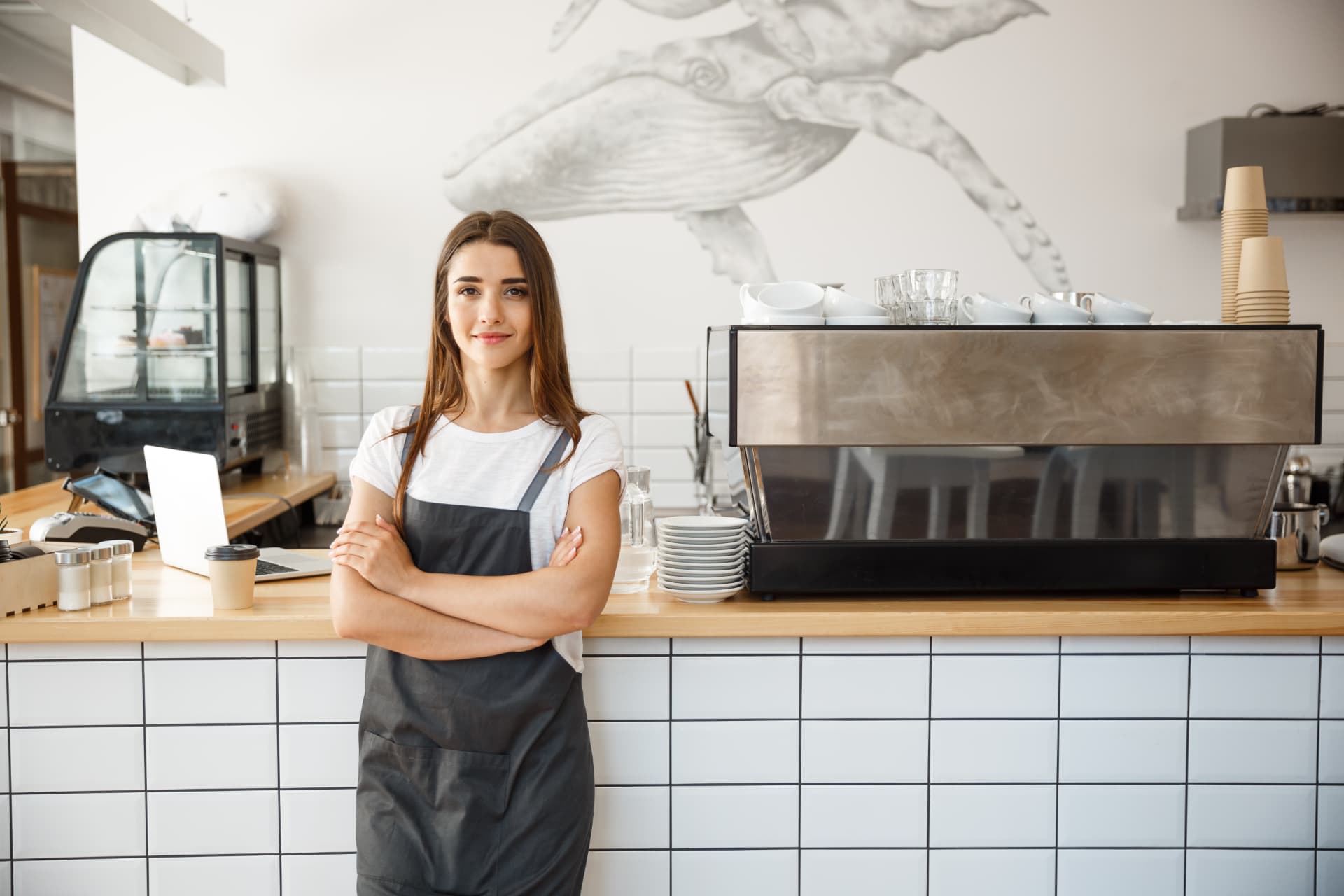 Une professionnelle en tablier dans son café
